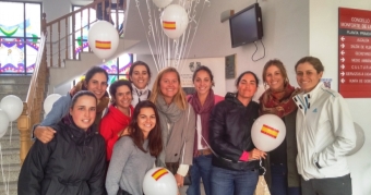 Recepción y suelta de globos para recibir a las jugadoras del LETAS